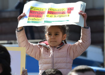 “Zonja ministre ule naftën se e këputa babin”, çfarë nuk keni parë nga protesta e sotme (40 FOTO)