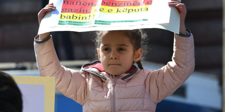 “Zonja ministre ule naftën se e këputa babin”, çfarë nuk keni parë nga protesta e sotme (40 FOTO)