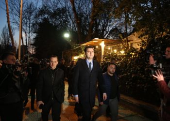 Refuzon mediat dhe ikën në këmbë, pas dorëheqjes Basha largohet nga selia e PD-së (VIDEO)