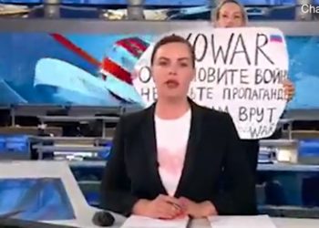 Lufta në Ukrainë, shihni çfarë bën gazetarja ruse live në emision për të demaskuar propagandën e Putin (VIDEO)