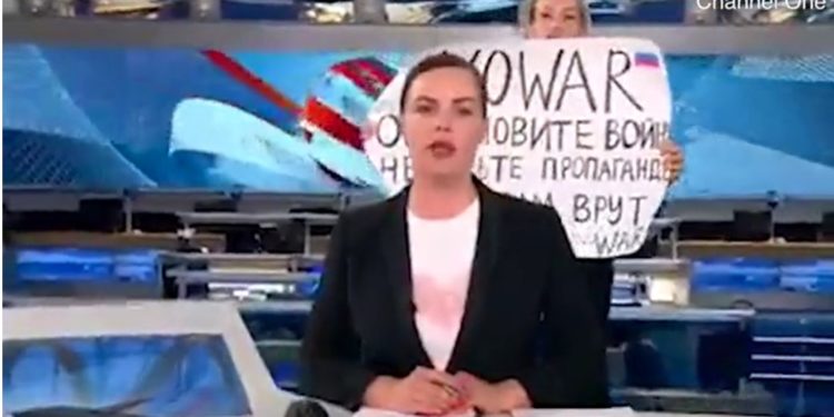Lufta në Ukrainë, shihni çfarë bën gazetarja ruse live në emision për të demaskuar propagandën e Putin (VIDEO)