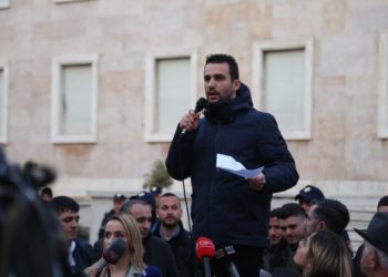 Dita e shtatë e rezistencës, parrulla në shesh edhe kundër analistëve që kanë kritikuar protestën (FOTO)