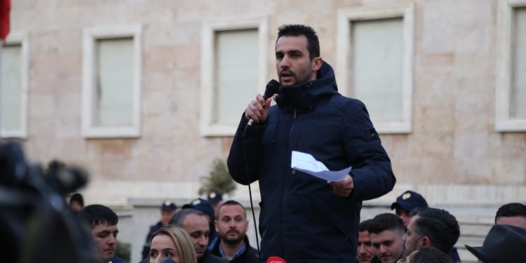 Dita e shtatë e rezistencës, parrulla në shesh edhe kundër analistëve që kanë kritikuar protestën (FOTO)