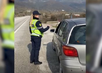 Të dehur në timon, dy të arrestuar në Gjirokastër. “Fluturojnë” 13 patenta, 338 gjoba për shoferët (VIDEO)