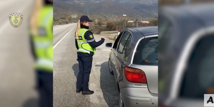Të dehur në timon, dy të arrestuar në Gjirokastër. “Fluturojnë” 13 patenta, 338 gjoba për shoferët (VIDEO)