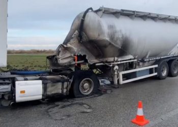 VIDEO/ Merr flakë autoboti në rrugën Levan-Vlorë
