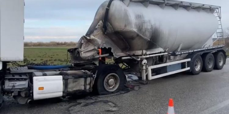 VIDEO/ Merr flakë autoboti në rrugën Levan-Vlorë