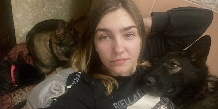 “Rusët kanë ardhur për t’ju çliruar…” vajza nga Ukraina habitet me nënën e saj në Moskë: Ajo nuk më beson se po bombardohemi (Rrëfimi i trishtë i Oleksandrës)