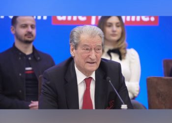 Berisha zhvillon “Foltoren” me shqiptarët e Greqisë: Duhet të shpëtojmë vendin nga regjimi i Ramës