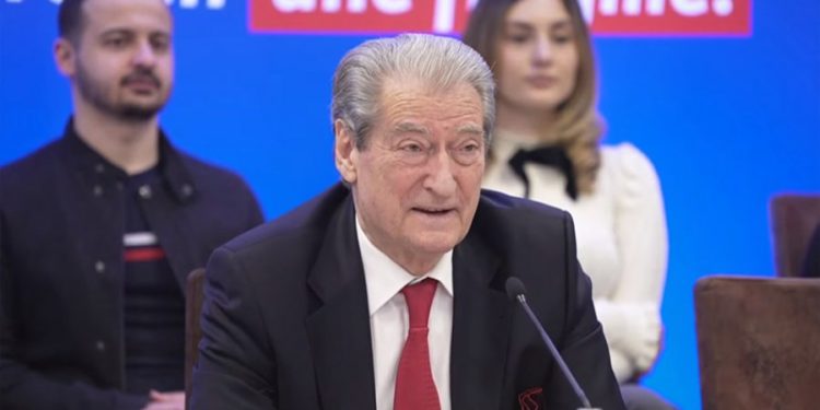 Berisha zhvillon “Foltoren” me shqiptarët e Greqisë: Duhet të shpëtojmë vendin nga regjimi i Ramës