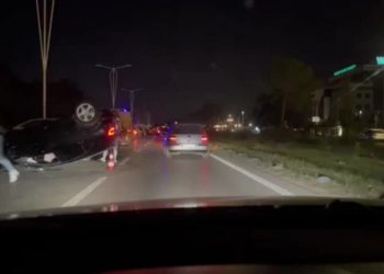 Aksident i frikshëm në autostradën Tiranë-Durrës, përplasen 3 makina (VIDEO)