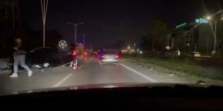 Aksident i frikshëm në autostradën Tiranë-Durrës, përplasen 3 makina (VIDEO)
