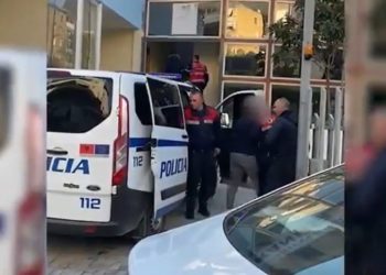 VIDEO/ Me pranga në duar, momenti kur zyrtarët e Kadastrës Sarandë zbresin nga furgoni i policisë