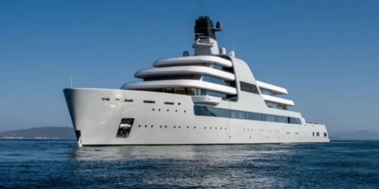 Kaloi shumë pranë Shqipërisë, zbulohet se ku ndodhet jahti luksoz i oligarkut rus Roman Abramovich