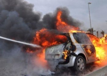 Makina merr flakë në ecje në autostradën Fier-Vlorë