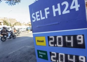 Kapërcen mbi 2 euro çmimi i naftës në Itali