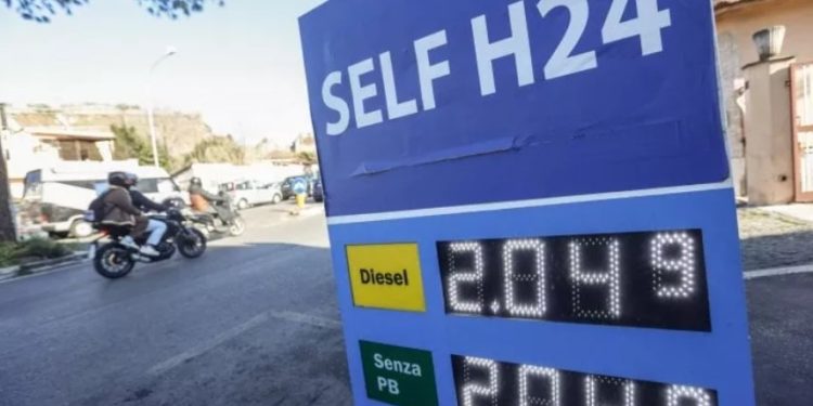 Kapërcen mbi 2 euro çmimi i naftës në Itali