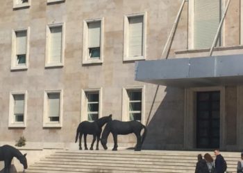 3 kuaj të zinj poshtë zyrës së Ramës. Ç’po ndodh përballë Kryeministrisë?
