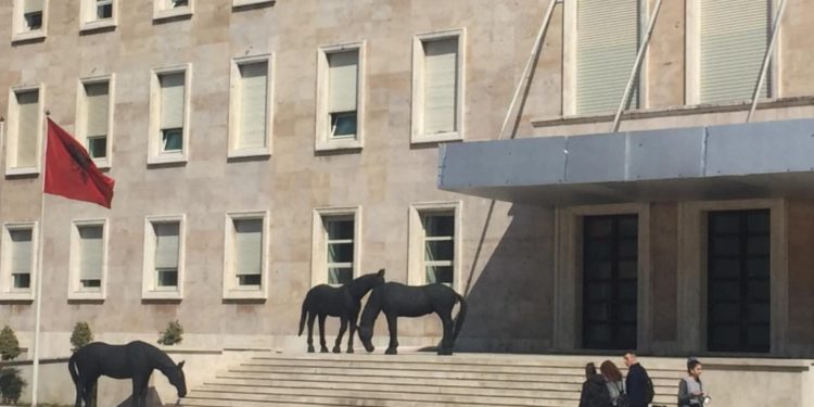 3 kuaj të zinj poshtë zyrës së Ramës. Ç’po ndodh përballë Kryeministrisë?