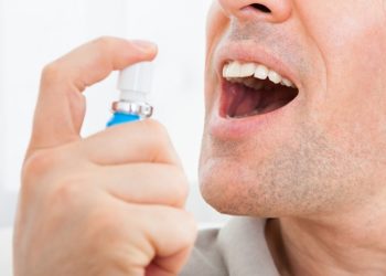 A ju vjen aromë e keqe fryma? Mësoni si ta largoni