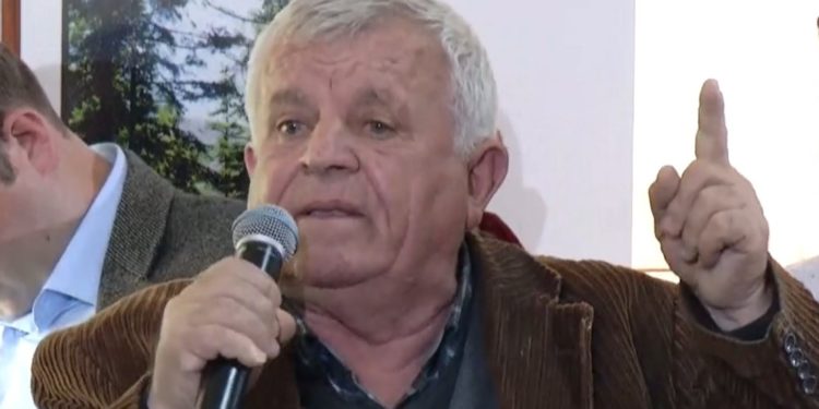 Shpërthen militanti i Berishës në Këlcyrë: PS është ujk me lëkurë qeni, Lul Bashën e kam puthur kur erdhi këtu. Ta ketë harram atë shkollën