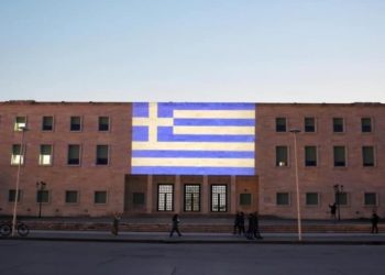 Athina uroi shqiptarët për festat e Nëntorit, ndriçohet me flamurin e Greqisë edhe Akademia e Arteve në Tiranë
