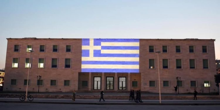 Athina uroi shqiptarët për festat e Nëntorit, ndriçohet me flamurin e Greqisë edhe Akademia e Arteve në Tiranë