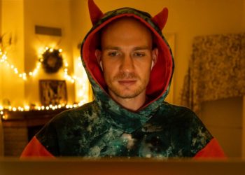 Hakeri ukrainas që po përhap kaos në Rusi, njihuni me 30-vjeçarin që lufton përmes laptopit të tij