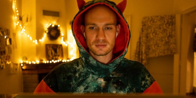 Hakeri ukrainas që po përhap kaos në Rusi, njihuni me 30-vjeçarin që lufton përmes laptopit të tij