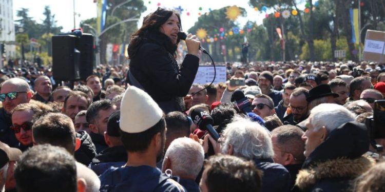 Politika merr peng protestën e qytetarëve