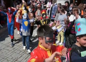 Fundjavë karnavalesh në Gjirokastër, shumë vizitorë mbërrijnë në qytet