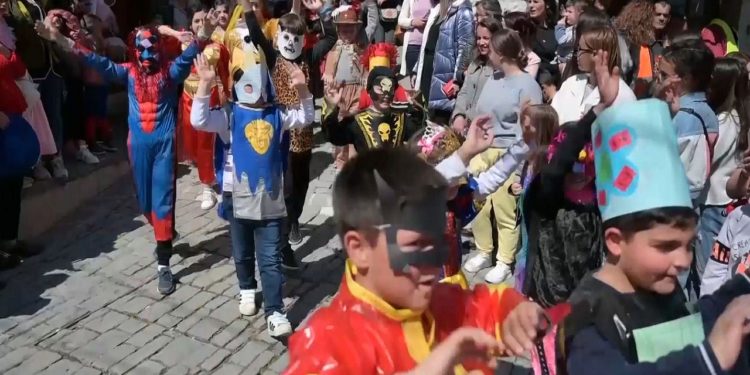 Fundjavë karnavalesh në Gjirokastër, shumë vizitorë mbërrijnë në qytet