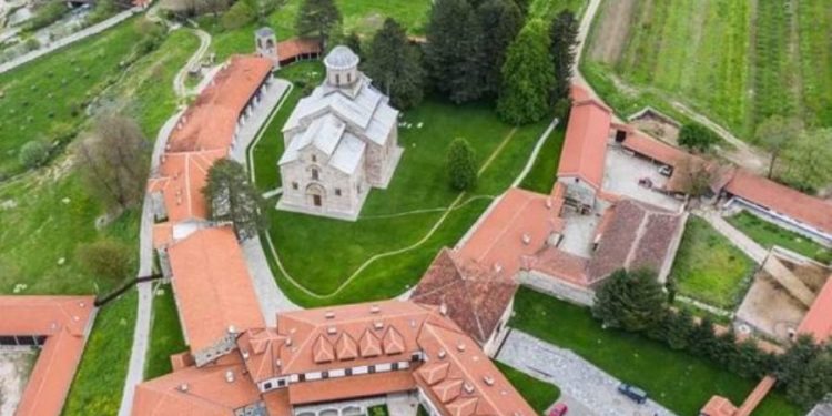 Gënjeshtra e madhe serbe me një histori shqiptare, çfarë zbulon Marin Mema për Manastirin e Deçanit (VIDEO)