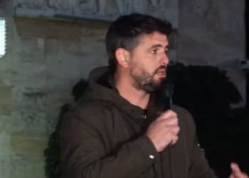 Marin Mema në protestë: Shqipëria bëhet për flamurin tonë, jo të partive. Këta që kemi në krye duan ta masakrojnë vendin