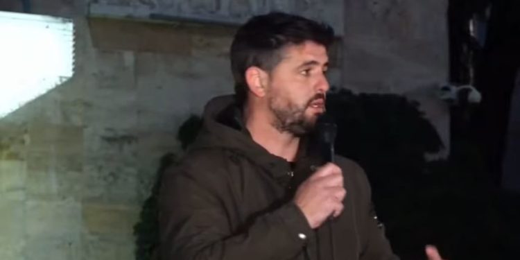 Marin Mema në protestë: Shqipëria bëhet për flamurin tonë, jo të partive. Këta që kemi në krye duan ta masakrojnë vendin