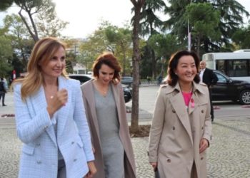 Një grua përballë Edi Ramës!