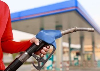 Bie çmimi i naftës në bursë, në Shqipëri çuditërisht ulet me vetëm 4 lekë. Çmimi real sot do duhej të ishte 185 lekë/litri