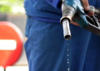 Qeveria shtyn edhe me një vit koncensionin që rrit me 10 lekë çmimin e naftës