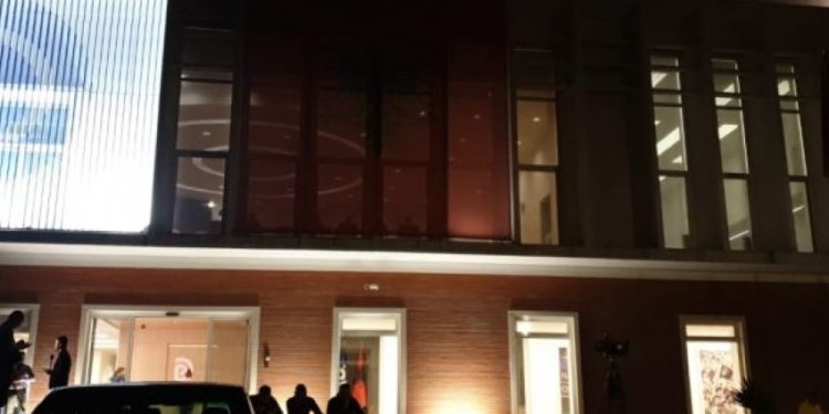 ‘Plas’ në PD, deputetët e tij i kërkojnë Bashës të largohet