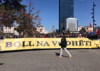 “Taksoni oligarkët, jo qytetarët”, dita e pestë e protestës në Tiranë