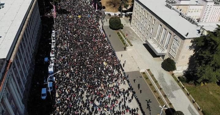 Deutsche Welle për protestat: Shqiptarët ndër më të varfrit në Europë e me çmimet më të larta