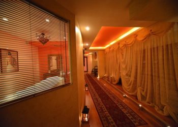 Policia ndërhyn në qendrën e masazheve ku vajzat ofronin shërbime të tjera, arrestohet administratorja 21-vjeçare