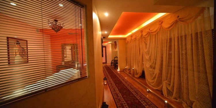 Policia ndërhyn në qendrën e masazheve ku vajzat ofronin shërbime të tjera, arrestohet administratorja 21-vjeçare