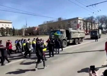 Pamjet që po bëjnë xhiron e botës, ukrainasit e guximshëm zmbrapsin kamionët e pushtuesve rusë (VIDEO)