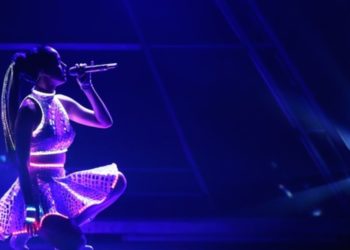 Këngëtarja e njohur ofendon rëndë Putinin në mes të koncertit, momenti bëhet viral në rrjet (VIDEO)