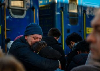 Frikë dhe rezistencë në Kiev, po vijnë rusët me autokolonën 64 km të gjatë (FOTO)