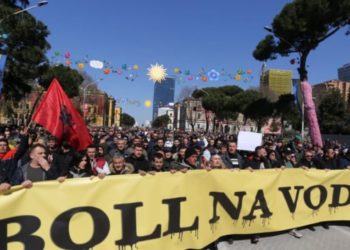 Kërcen çmimi i naftës, njoftohet protesta e radhës përballë Kryeministrisë