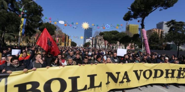 Kërcen çmimi i naftës, njoftohet protesta e radhës përballë Kryeministrisë