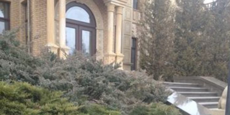 Raketat ruse bien mbi shtëpinë e presidentit të Ukrainës (FOTO)