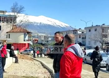 Në Gjirokastër janë dakord me çmimin e naftës, dalin në protestë për të pirë cigare vetëm… 5 persona (VIDEO)